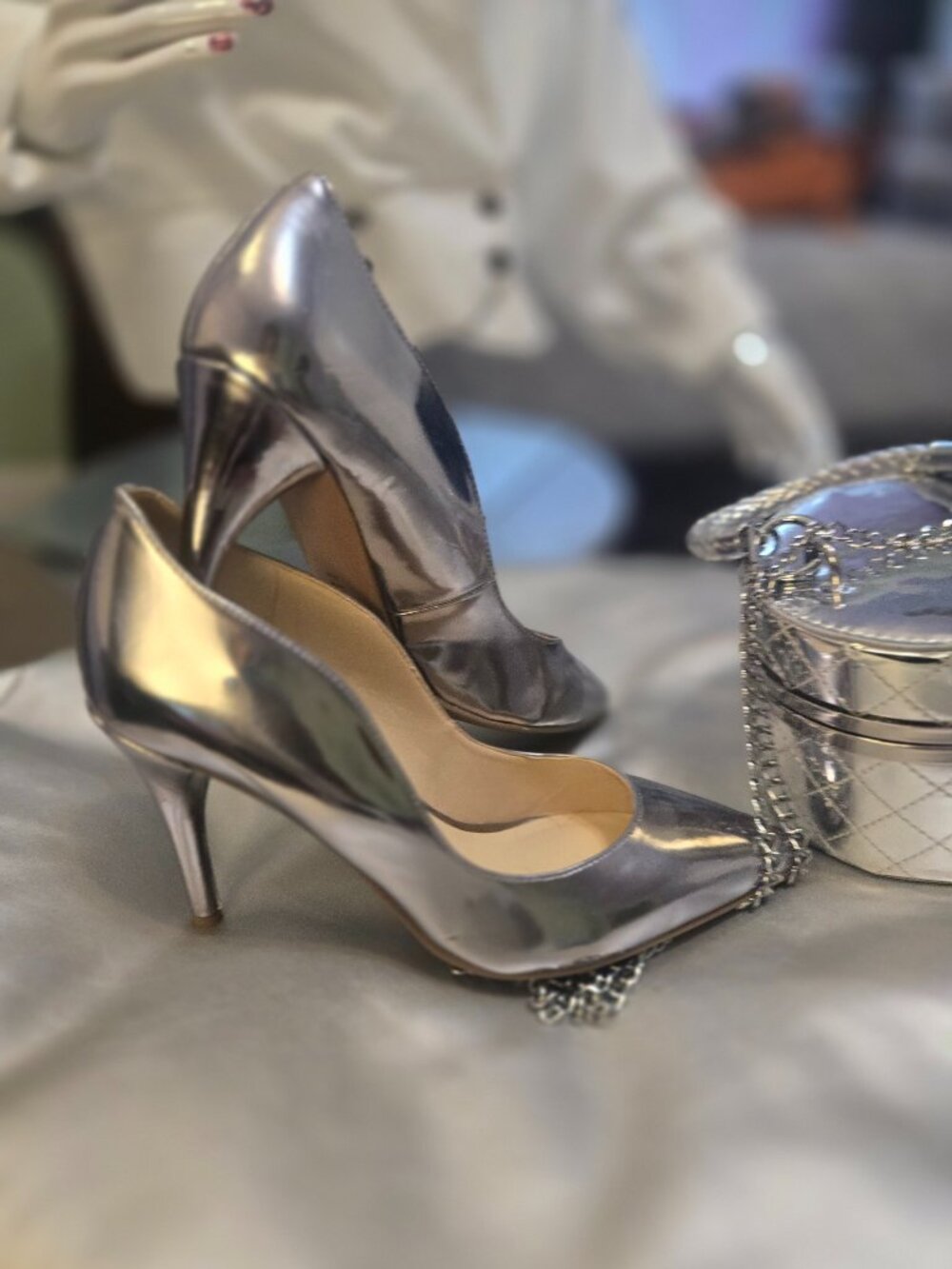 Shine the night away in this Nine West Metallic Silver Pump Size 7.5 - Picture 2 of 3